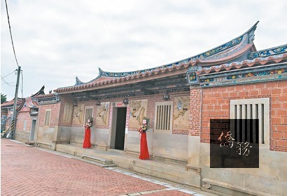 中醫師卓播儒返鄉,選在金門縣定古蹟「黃宣顯六路大厝」打造中醫文化館。