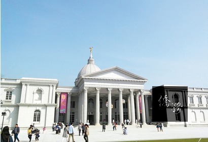 台南藝術節「博物館之夜、歌劇選粹」，在奇美博物館前戶外演出，台下觀眾聽得如癡如醉。