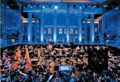 台南藝術節「博物館之夜、歌劇選粹」，在奇美博物館前戶外演出，台下觀眾聽得如癡如醉。