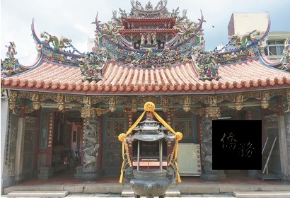 嘉義市仁武宮歷史悠久,是嘉義市最早興建的大道公廟。廟門左右兩側以石雕門枕(俗稱乞丐椅)代替石獅。(中央社提供)