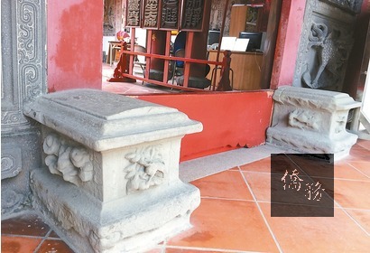 嘉義市仁武宮歷史悠久,是嘉義市最早興建的大道公廟。廟門左右兩側以石雕門枕(俗稱乞丐椅)代替石獅。(中央社提供)