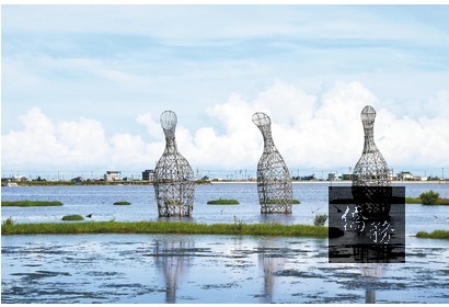 成龍濕地上竹製的裝置藝術呈現出猶如候鳥的姿態。