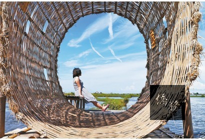 裝置藝術搭配美麗的景觀,成龍濕地成為不少攝影愛好者的取景地點。