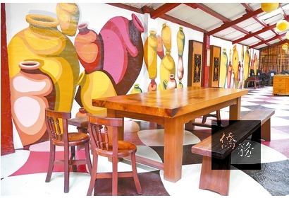 甕牆彩繪象徵家庭興旺。