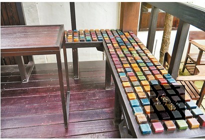 木工廠生產積木製成的座椅,有趣又有特色。