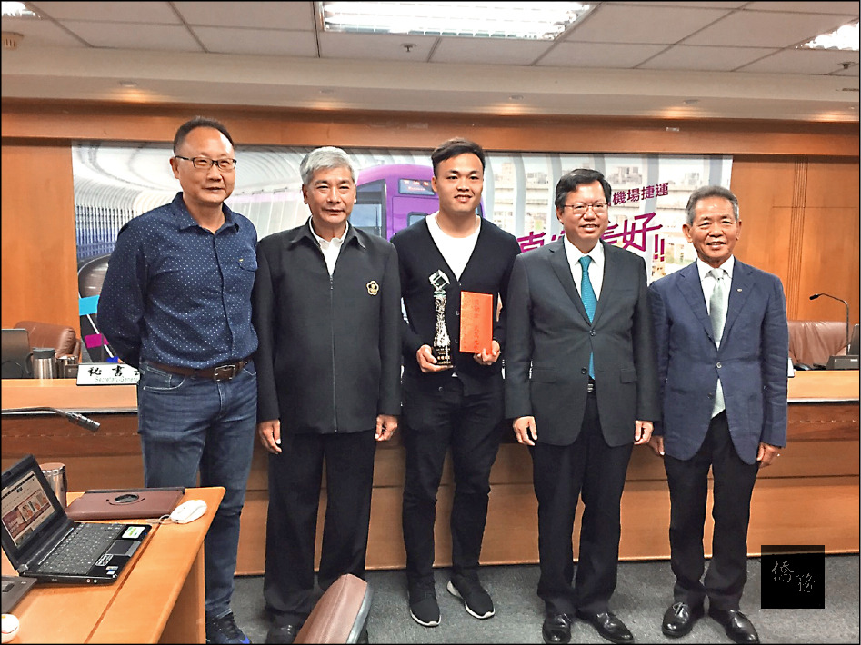 標槍選手鄭兆村(右三)四月參加亞洲田徑大獎巡迴賽榮獲二金一銀,市長鄭文燦(右二)昨天表揚。(自由時報提供)