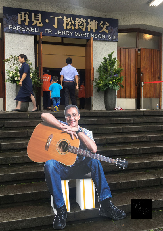 天主教神父丁松筠在台服務半世紀，5月31日因心臟病去世，追思會17日在台北市聖家堂舉行。主辦單位說，丁松筠生前希望儀式是簡單的、短短的、喜樂的，因為「有一天還會在天上相見，希望大家不要太哀傷。」光啟社也在會場外設置多個丁松筠活潑的人形立牌，讓參與民眾合影。（中央社提供）