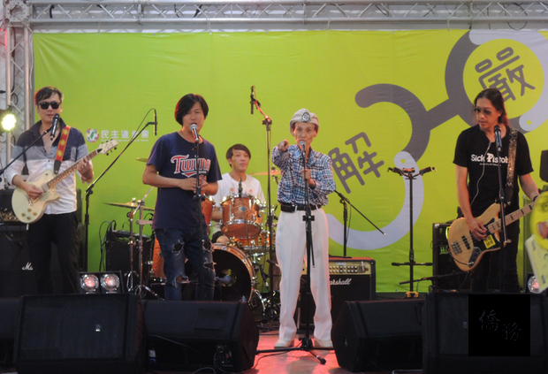 民進黨在台中市舉辦「解嚴30影像展暨音樂節」，資深台語歌手文夏（右2）與董事長樂團同台，高唱戒嚴時期被禁的歌曲。（中央社提供）