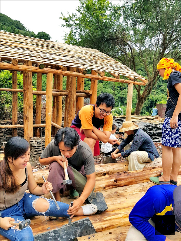正值暑假,不少非原住民的男、女大學生也當起志工,投入賽德克傳統屋建造工作。(圖/馬赫坡觀光文化休閒發展協會)