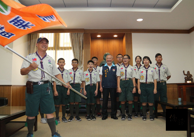 每四年舉辦一次的亞太區童軍大露營將在外蒙古登場，苗栗縣長徐耀昌（右6）25日授旗予縣內11名童軍代表，期許從中培養國際觀；參與童軍也期盼，能向世界各國介紹台灣「中華民國」。（中央社提供）