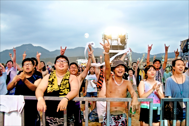 貢寮海祭昨天登場,樂團輪番登台表演,吸引人潮。(自由時報提供)