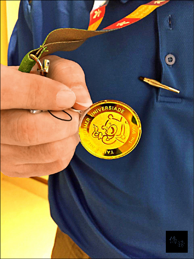 要價六萬八千元的純金九九九九紀念章。(自由時報提供)