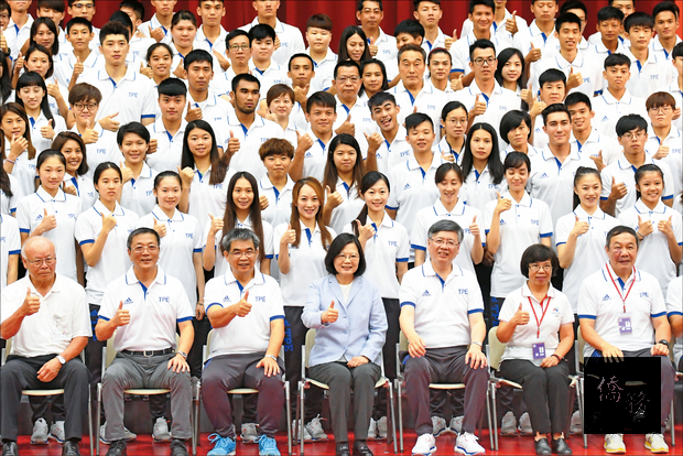 台北世大運倒數，總統蔡英文南下高雄國訓中心，授旗台灣代表團，與參加世大運的選手、教練等合影。（自由時報提供）