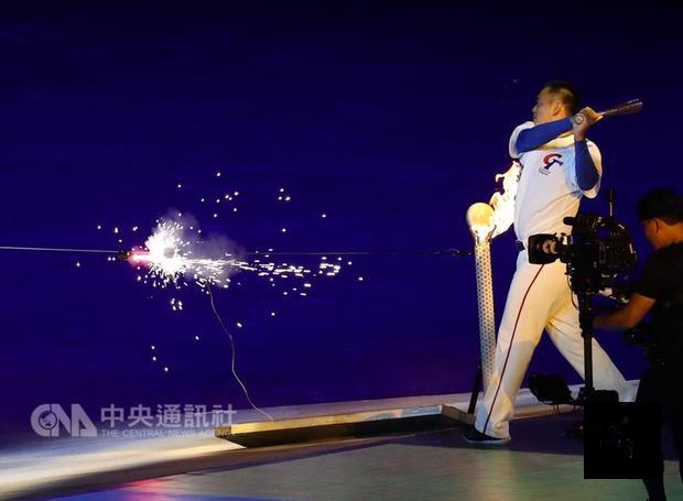 2017世界大學運動會19日晚間在台北田徑場開幕,典禮最高潮由「台灣巨砲」陳金鋒(圖)將火球擊向聖火台,點燃聖火。(中央社提供)