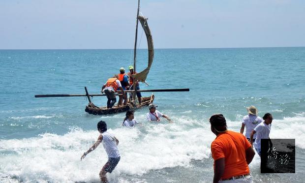 為印證近4000年間台灣和南島國家有船隻往來，台東阿美族和索羅門造船專家攜手打造的阿美族古船，5日在太平洋揚帆，證實帆船能藉風力航行太平洋。圖為眾人合力將帆船推向海中，讓帆船順利出航。（中央社提供）