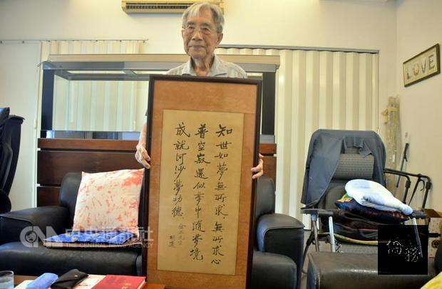 提倡白話文運動、前中研院長胡適，民國41年回到第2故鄉台東，贈送當時縣長吳金玉墨寶，15日在台東縣文化處蒐集民間手稿成果發表上曝光。今年90歲、吳金玉的次子吳登瑞（圖）表示，希望將這幅珍貴的墨寶送給台灣史前文化博物館蒐藏。 （中央社提供）