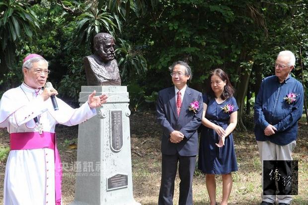 林業試驗所在台北植物園舉行法國神父佛里（Urbain Jean Faurie）紀念碑復原開幕典禮，感謝他對植物研究的貢獻。（中央社提供）