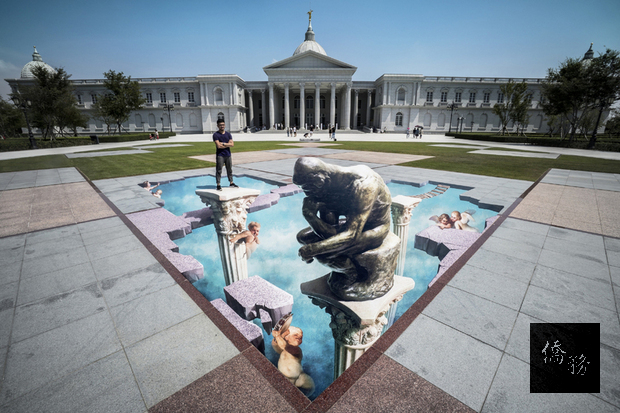 台南奇美博物館2日起推出現代雕塑之父羅丹（Auguste Rodin）逝世百年紀念活動，在館前繆思廣場打造大型3D地景繪圖「與沉思者的現代對話」，充滿視覺效果，最能吸引遊客目光。（奇美博物館提供）