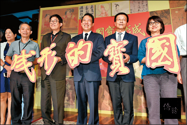 故宮年度書畫菁華特展將開展,故宮院長林正儀(右二)、文化部次長楊子葆(中)出席媒體預展,強調文物保存維護的重要性。(自由時報提供)