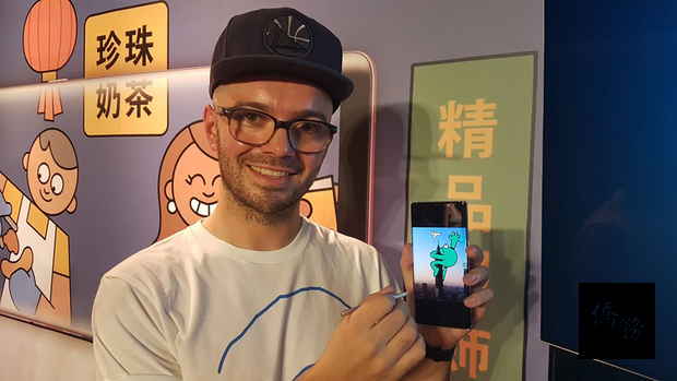 英國人氣插畫家Dan Woodger首度訪台，以簡單線條與大膽色調描繪台北，台北101在他的筆下多了可愛怪獸作伴，讓它攀附在101大樓抓飛機，向電影《金剛》致敬。（中央社提供）