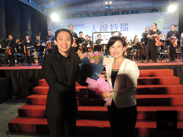 10月17日為台灣文化日，文化部晚間在國立台灣美術館舉辦「台灣向前行音樂會」，文化部長鄭麗君（前右）出席聆賞，演出結束後並與新秀指揮葉政德（左）合影。（自由時報提供）