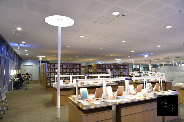 行政法人化後的高雄市立總圖推動國際交流，繼韓國釜山後，又和美國西雅圖市公共圖書館簽訂交流合作意向書。館長潘政儀說，有助充實館藏，增進國際能見度，未來會互派駐人員。（中央社提供）