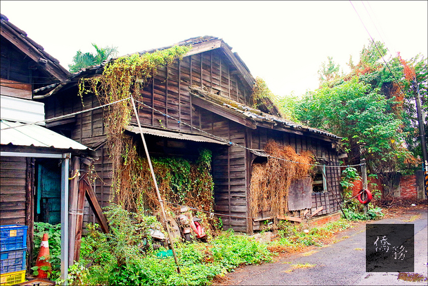 坐落在彰化市彰美路一段地下道旁的彰化台鐵舊宿舍群。（自由時報提供）
