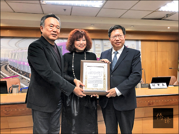 旅美舞蹈家簡珮如昨獲頒「傑出桃園市民」,她的父母簡松堤(左)、蘇淑惠(中)開心代為領證。(自由時報提供)