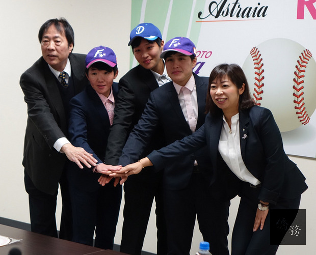 台北市立大學校友謝鈺瀅(左2)、沈嘉玟(右2)是台灣首批加盟日本女子職業棒球聯盟球員,今年球季兩人將效力京都佛洛拉隊,身為首批加盟的台灣球員,兩人都希望成為榜樣。(中央社提供)