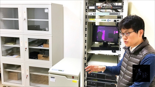 全國第一個「數位採證中心」昨在雄檢成立，由緝毒英雄許育銓檢察官解說數位科技設備。(自由時報提供)