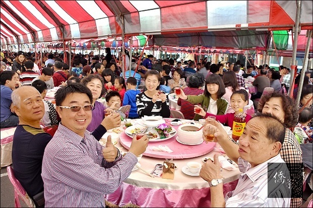 老少茄萣女婿陪老婆回娘家，與鄰居一起在廟口吃辦桌，熱鬧又趣味十足。(自由時報提供)