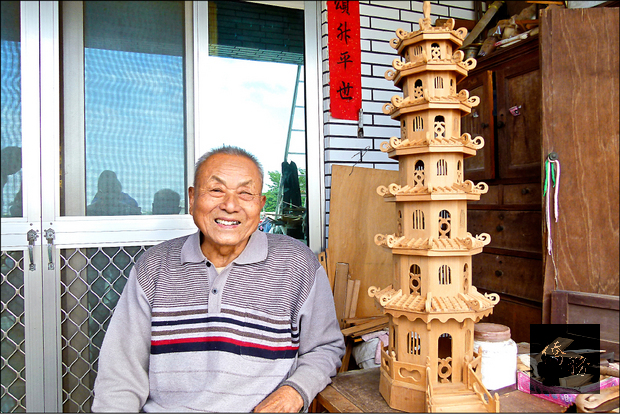 88歲木匠吳水發將廢木材化作一件件精美模型。(自由時報提供)