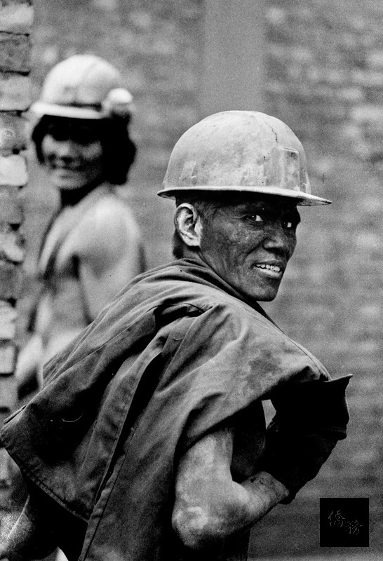 從事紀實攝影的朱健炫持續拍攝礦工長達10多年，日前出版「礦工謳歌：台灣煤業奮鬥史」，書本封面中轉身咧嘴笑的礦工照（圖）曾獲得台灣影展黑白組金獎。（朱健炫提供）