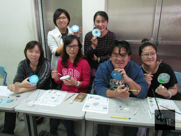 勞動部潮州就業中心9日邀請在屏東小琉球全德國小駐校藝術家李宣儀(後左),指導待業居民利用在地漂流木製作創意掛鉤。
(勞動部潮州就業中心提供)