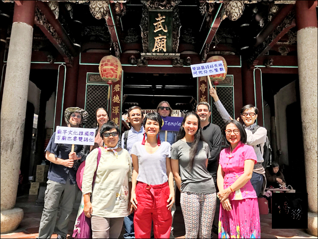 南市政府第二官方語言專案辦公室推動廟宇英語友善環境,邀請外籍寫手參訪台南廟宇。 (自由時報提供)