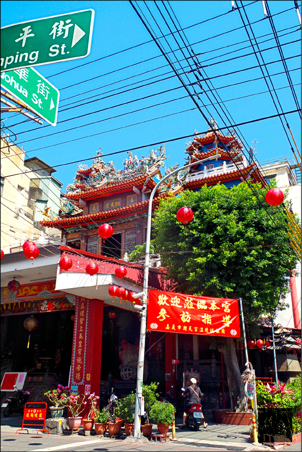 嘉義市朝天宮溫陵媽祖廟曾是陳澄波創作的題材之一,吸引國內外遊客到訪。(自由時報提供)