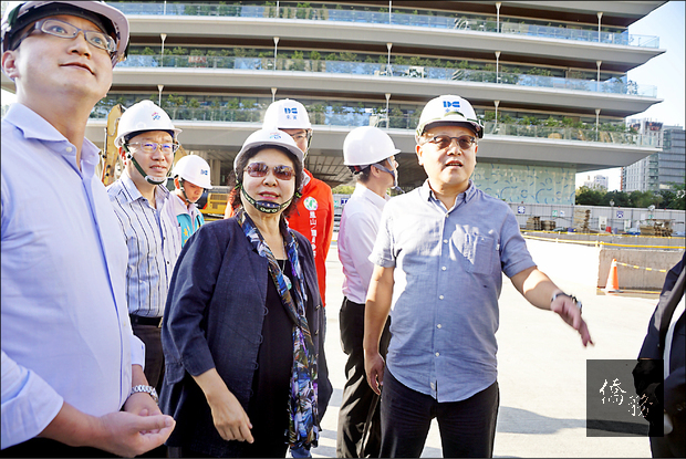 高雄市長陳菊前往視察高市圖總館二期BOT工程進度。(自由時報提供)