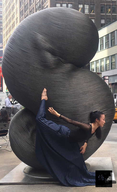 台灣旅美舞蹈家簡珮如在紐約街頭，以舞蹈與藝術家康木祥運用台北101大樓退役電梯鋼纜製作的系列雕塑「重生」即興對話。