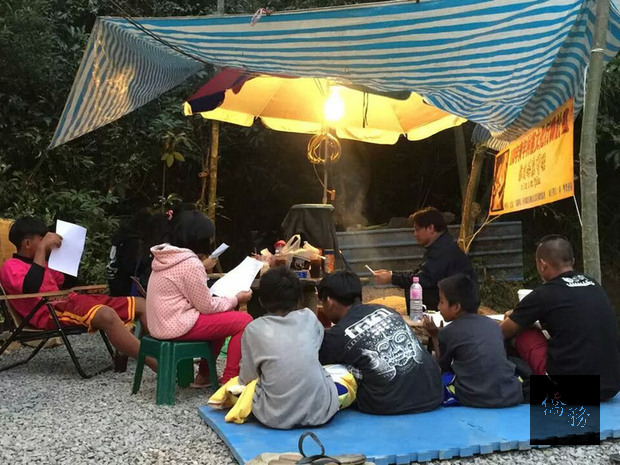 排灣族第一支打擊樂團「羽‧擊舞藝術」成立10年，孩子們有9年的時間是在山野裡搭帳棚學習及練習。