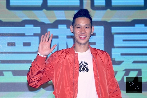 美國職籃(NBA)布魯克林籃網隊台裔球星林書豪5月31日清晨返台,在台北出席返台記者會,熱情向台灣球迷朋友打招呼。