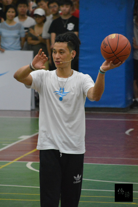 林書豪參加在國立彰化高中體育館舉辦的「傳好球回彰化」公益活動，教導青年學子打籃球，也和彰中籃球隊等3所學校的球員們進行比賽，讓他們體會籃球的樂趣。