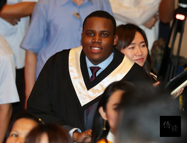 史瓦帝尼王國王子班柯希(中)9日從實踐大學畢業,上午出席畢業典禮。(中央社提供)