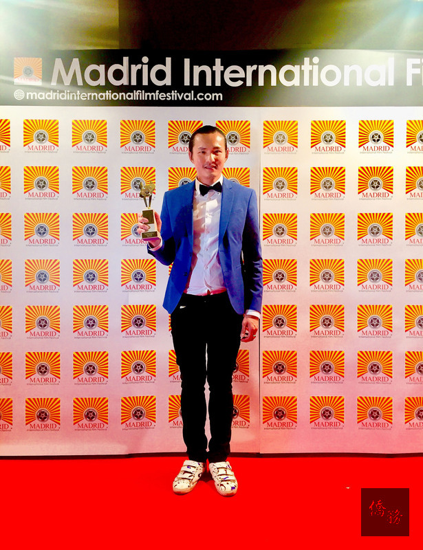 台灣旅美導演羅志文短片「擁抱」在馬德里國際電影節獲獎。這部片源於羅志文因哥哥年少病逝而生的被剝奪感，述說一個暴力和救贖的故事。（羅志文提供）