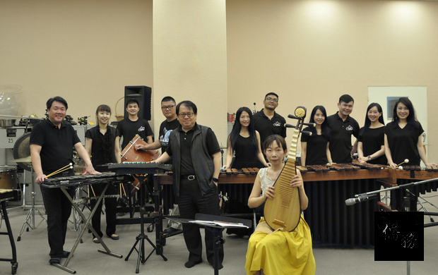 朱宗慶打擊樂團首度前往印尼雅加達演出，13日啟程，這次演出將與琵琶演奏家鍾佩玲（前右）合作，在當地演出經典曲目「媚影」。左5為朱宗慶打擊樂團藝術總監朱宗慶。（中央社提供）
