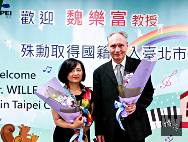 德裔鋼琴家魏樂富（右）與台灣妻子葉綠娜（左）結縭多年，魏樂富7月24日歸化中華民國國籍，13日正式取得身分證，成為正港台灣人，他更是全國首名殊勳歸化的音樂家。（中央社提供）