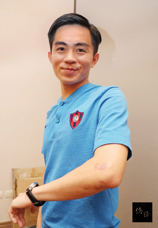 效力於巴拉圭足球俱樂部「波特諾山丘」的台灣籍足球員林育葦（圖）16日受訪表示，剛開始在巴拉圭踢球的時候很不習慣，也蠻挫折，受傷很多，因為南美足球有很多身體衝撞的動作。他認為台灣要發展足球，應跟巴拉圭「借環境」；若有機會，兩國足球交流，相信巴拉圭會很開心能回饋台灣。（中央社提供）