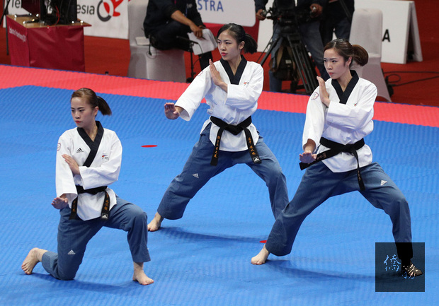 2018雅加達—巨港亞運跆拳道品勢女子團體賽19日下午進行4強賽，中華隊跆拳道女子好手陳湘婷（右起）、陳以瑄及林侃諭以7.65比7.95惜敗泰國，摘下銅牌。（中央社提供）