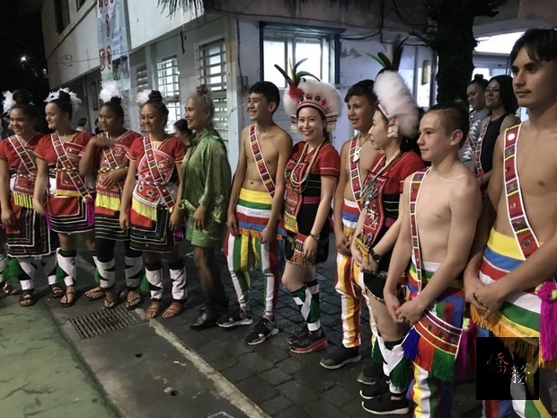 紐西蘭毛利青少年尋根團24日晚間到花蓮參加阿美族豐年祭，由當地部落族人先指導毛利青少年祭典樂舞文化後，毛利青少年再進入會場參與豐年祭、與族人共舞。（中央社提供）
