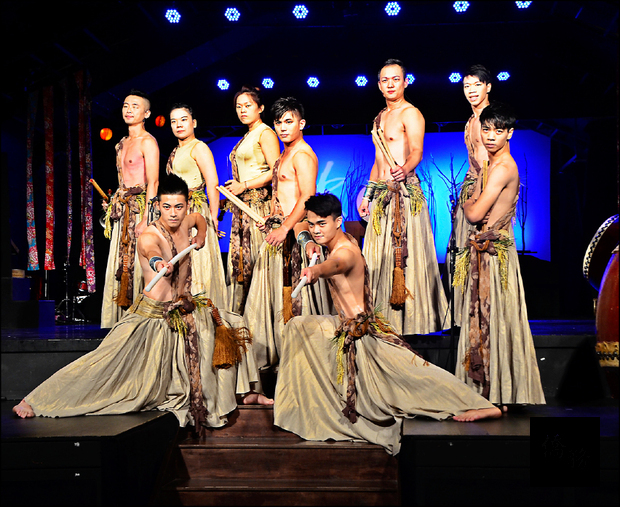 十鼓擊樂團的行前演出，氣勢磅礡。（自由時報提供）