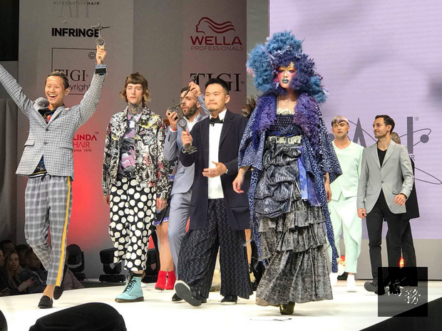 台灣髮型設計師唐威（前右2）14日獲得英國倫敦創意髮型秀Alternative Hair Show「最佳前衛造型獎」冠軍，和模特兒共同領獎。（中央社提供）